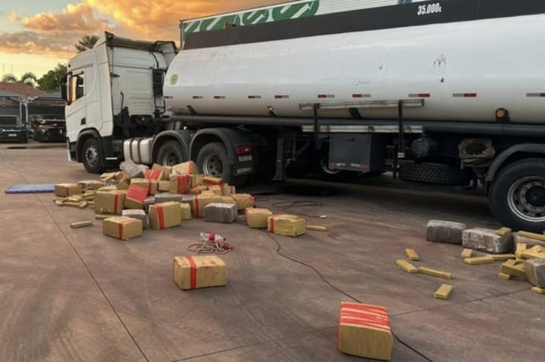 Polícia Federal apreende carreta com oito toneladas de entorpecentes e arma