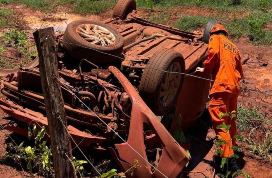 Carro capota e passageiros são resgatados por terceiros na MS-347