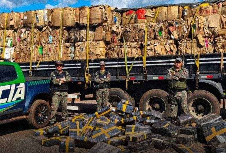 Irmãos são presos com 1,7 tonelada de maconha em carreta de recicláveis