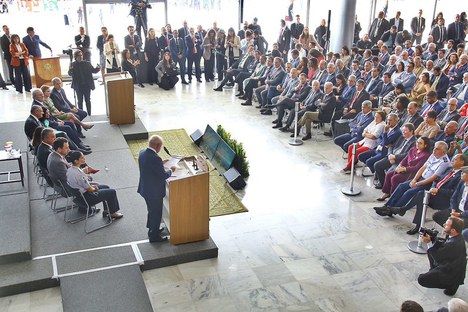 Ao lado de Lula, ministro André Fufuca participa de ato no Planalto em defesa da democracia