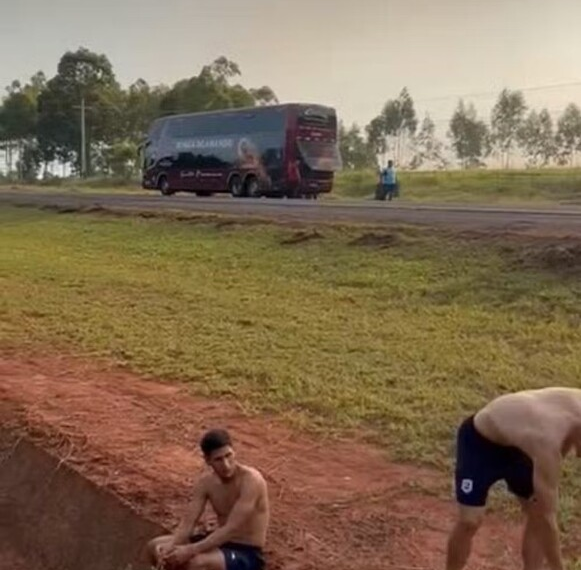 Ônibus que transportava o 2 Mayo quebra durante viagem para jogo da Libertadores