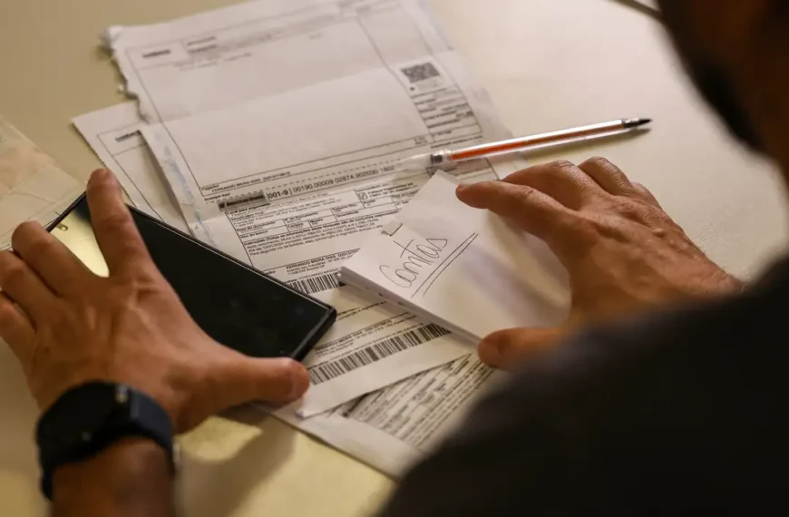 Salário mínimo de R$ 1.621 começa a ser pago nesta segunda