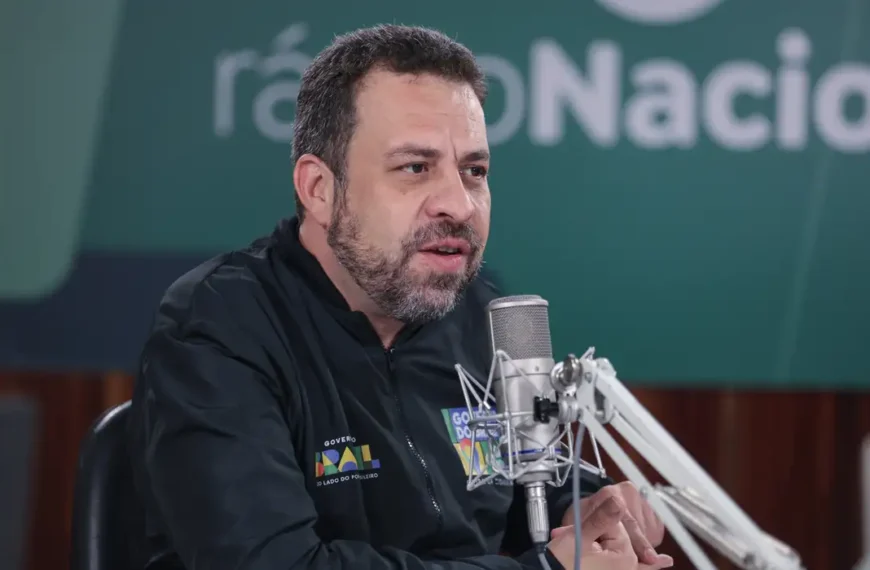 Acabar com a escala 6×1 é prioridade do governo, afirma Boulos