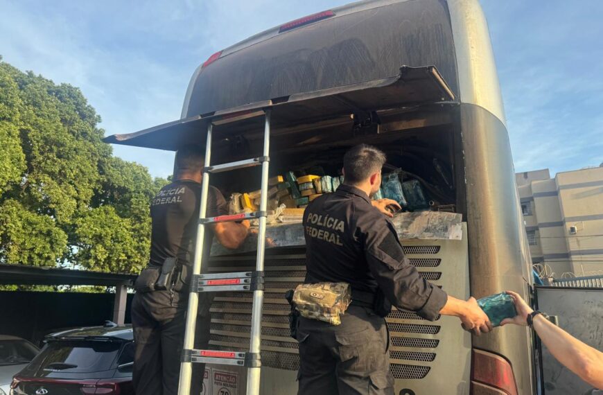 Polícia Federal apreende quase 800 quilos de cocaína em ônibus de imigrantes