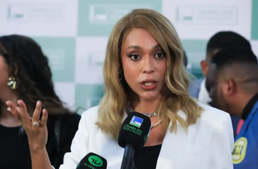 Câmara: Comissão de Direitos da Mulher elege primeira presidente trans