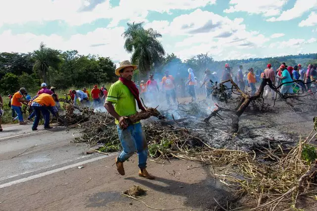 Membros do MST liberam rodovia após quase 6 horas de bloqueio