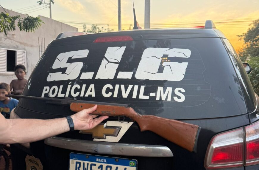 Homem atira no peito da mulher amamentando bebê e diz que foi bala perdida