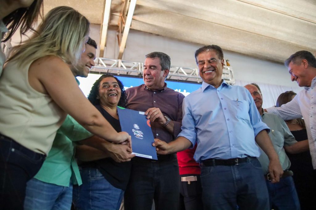 Dignidade e direito garantido: 820 famílias recebem títulos de regularização fundiária no Nova Itamarati Dignidade e direito garantido: 820 famílias recebem títulos de regularização fundiária no Nova Itamarati