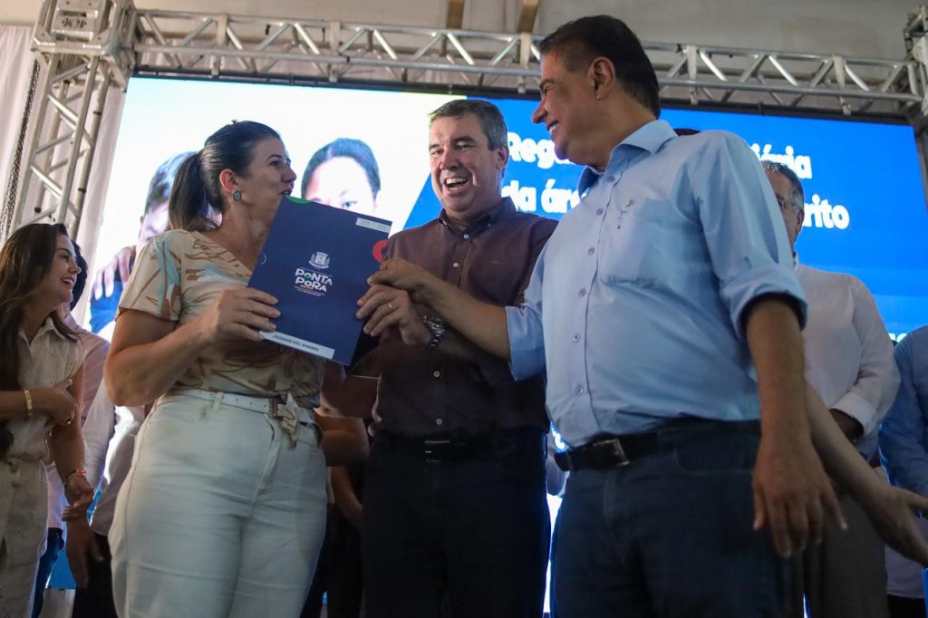 Dignidade e direito garantido: 820 famílias recebem títulos de regularização fundiária no Nova Itamarati Dignidade e direito garantido: 820 famílias recebem títulos de regularização fundiária no Nova Itamarati