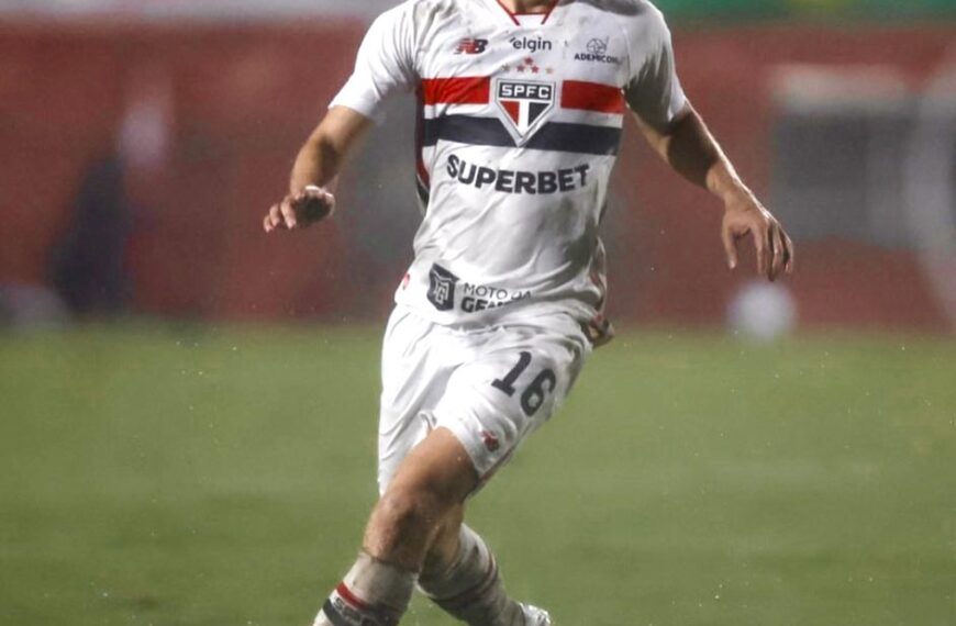 São Paulo vence Chapecoense e é novo líder do Brasileirão