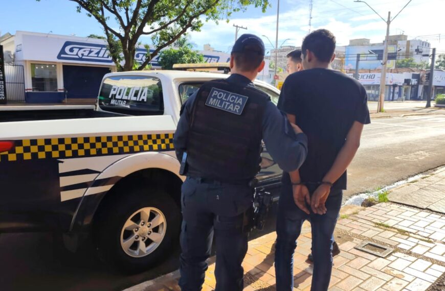 Embriagado, homem dorme ao volante no meio da rua e acaba preso em Dourados