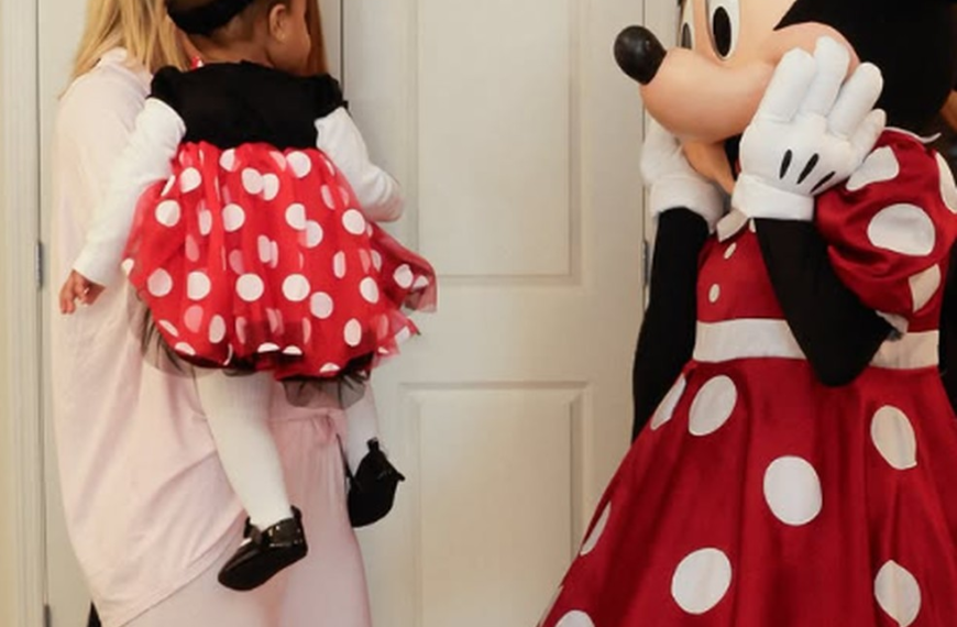 Zuri vive dia mágico na Disney e encanta as mães Lud e Bru: ‘Um encontro de encantos’