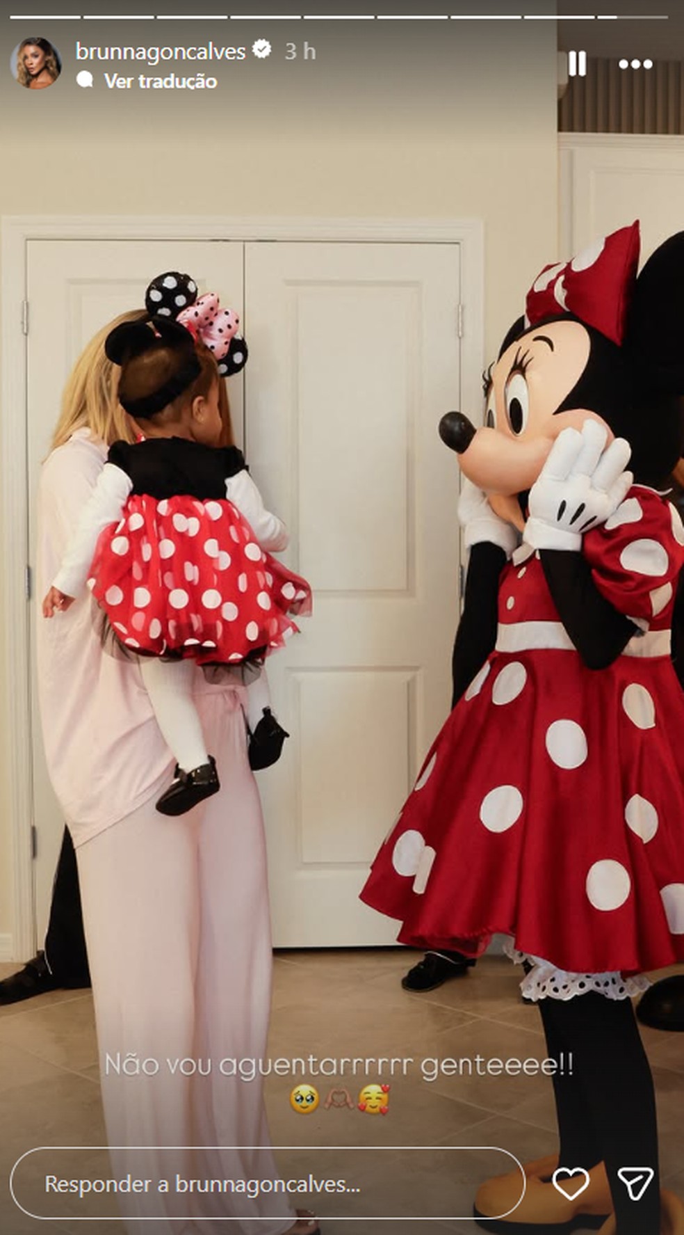 Zuri vive dia mágico na Disney e encanta as mães Lud e Bru: ‘Um encontro de encantos’ Encontro de Zuri com Minnie e Mickey — Foto: Reprodução/Instagram