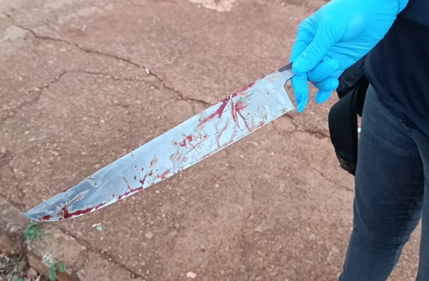 Homem é morto a facadas quando bebia em conveniência na Capital