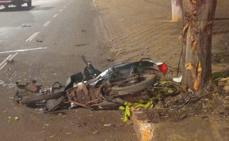 Motociclista morre ao bater em árvore em Dourados
