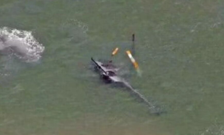 Helicóptero faz pouso de emergência e afunda no mar no Rio de Janeiro