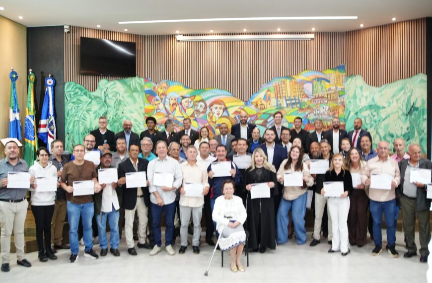 Câmara de Ponta Porã homenageia profissionais da comunicação em sessão solene