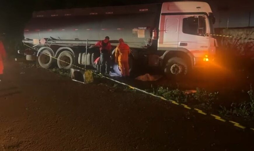 Motociclista morre ao bater de frente com caminhão