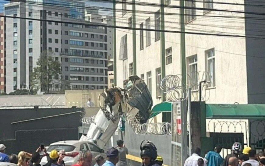 Avião bate em prédio e cai em Belo Horizonte
