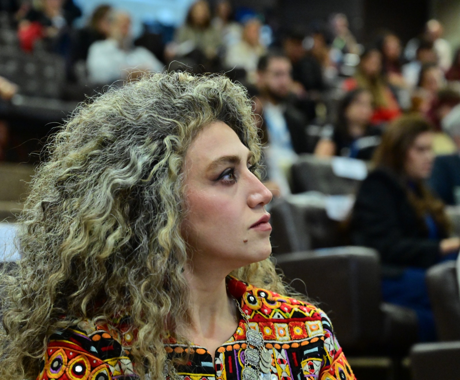 Brasil recebe 75,6 mil pedidos de refúgio em 2025 e ultrapassa 165 mil refugiados reconhecidos Cantora e refugiada iraniana Mah Mooni compartilha sua trajetória de deslocamento, acolhida e reconstrução de vida no Brasil. Foto: Isaac Amorim/MJSP