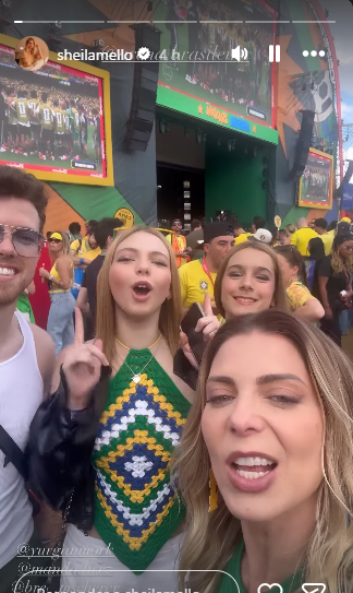 Sheila Mello prestigia jogo da Seleção ao lado da filha e dança ‘Ariga Tchan’