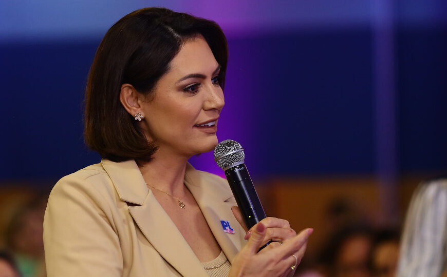 Michelle reage a críticas e diz que inclusão “está acima de ideologia”