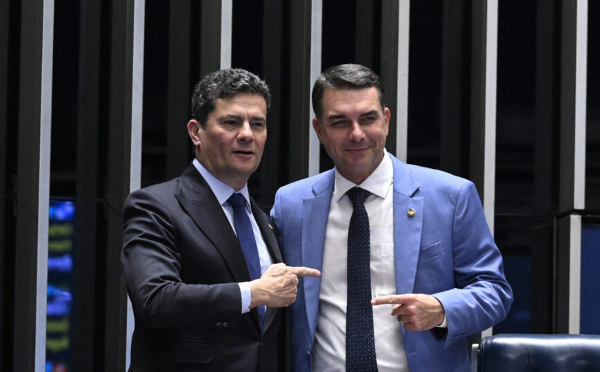 Moro cita entrevistas de Lula na prisão para contestar suspensão de visitas de Flávio a Bolsonaro