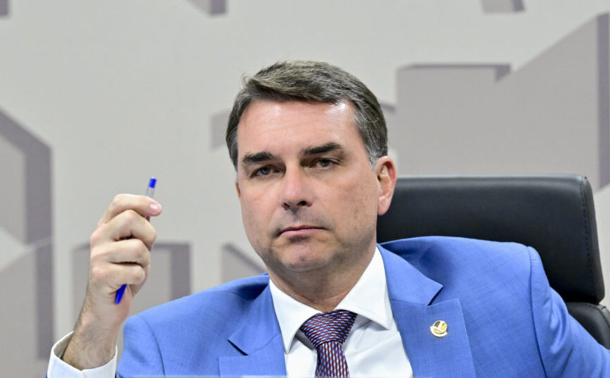Flávio promete “espelhar” gestão Bolsonaro e lamenta racha na família