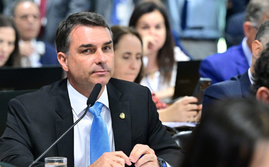 Flávio Bolsonaro depõe à PF nesta terça-feira em inquérito sobre suposta calúnia contra Lula