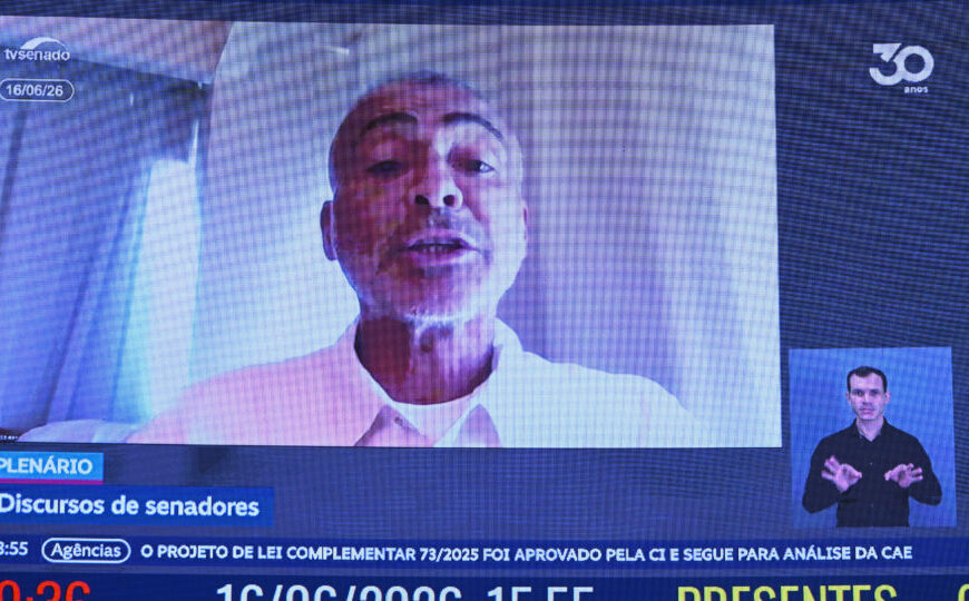 Romário se compromete a devolver salário após críticas por participação na Copa
