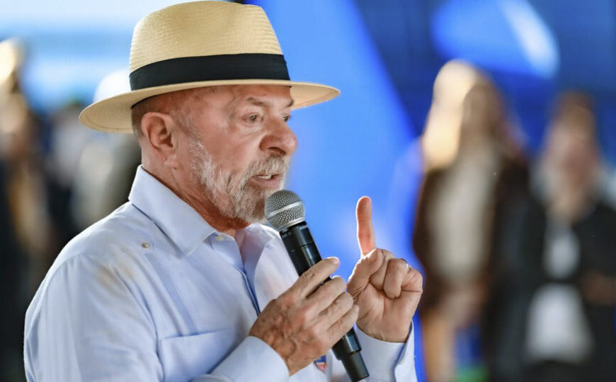 Brasil faz último apelo aos EUA contra tarifas enquanto Lula provoca Trump