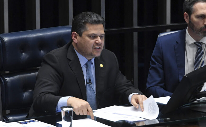 Alcolumbre rebate esquerda e critica uso eleitoral da PEC da 6×1