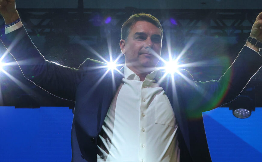 Flávio Bolsonaro envia defesa por escrito à PF em inquérito sobre calúnia contra Lula