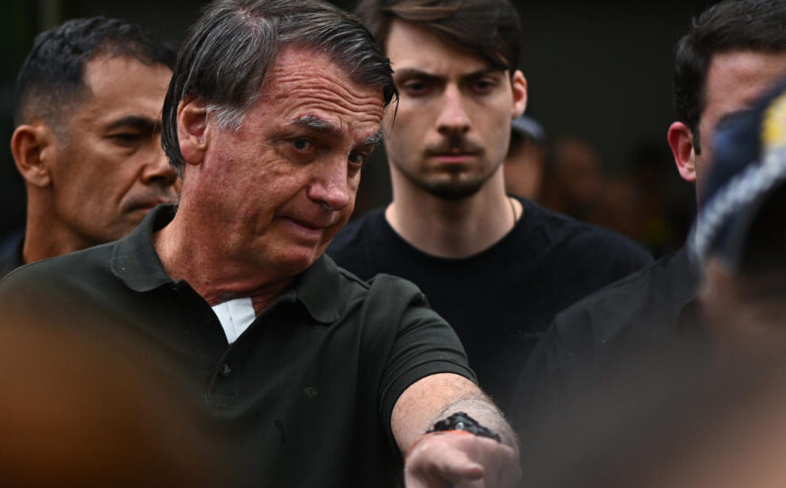 Armas de Bolsonaro estão no Exército, diz defesa a Moraes