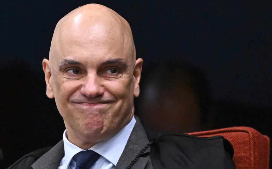 Grupo de advogados cobra OAB após Moraes impedir comunicação entre Flávio e Bolsonaro
