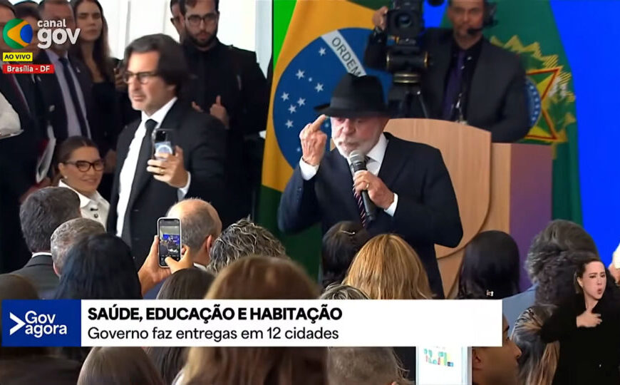 Lula mostra dedo do meio em fala para defender que “pobre gosta de coisa boa”