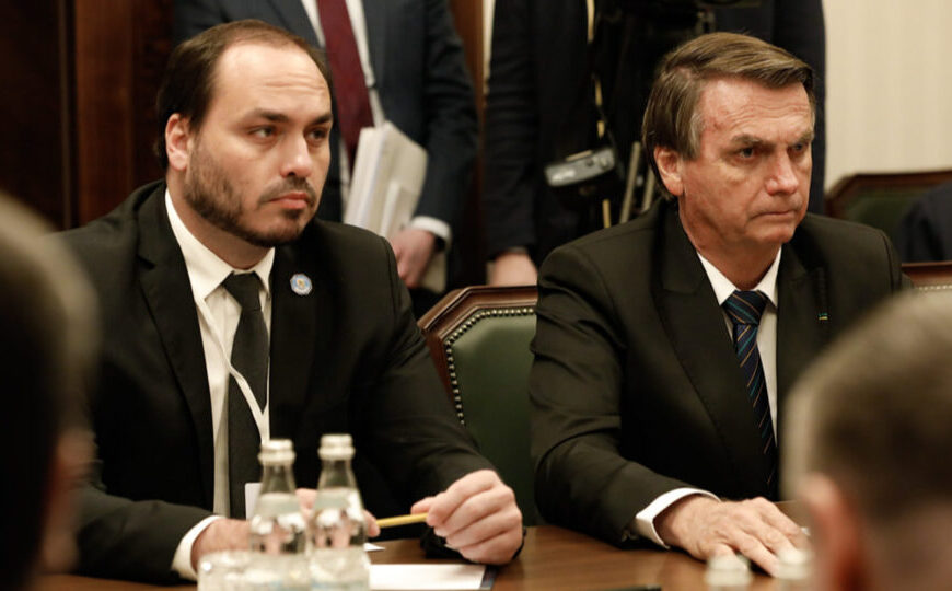 Carlos diz que Bolsonaro acompanha crise com Michelle e está “ciente de tudo”