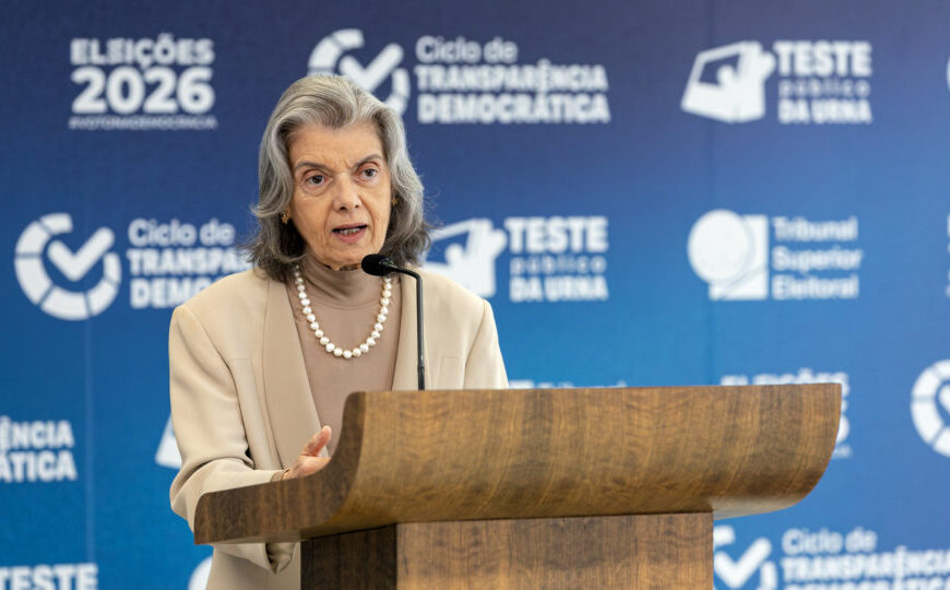 Sem citar Trump, Cármen Lúcia pede defesa da democracia contra interferências externas