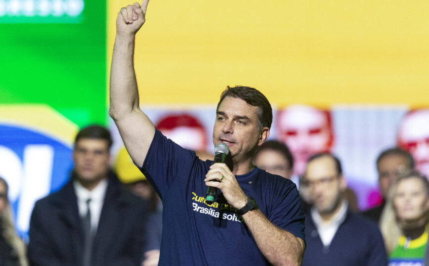 Candidatura de Flávio resiste a crises e segue como principal opção da direita para a eleição