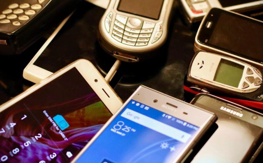 Celular roubado é crime cotidiano que desafia o Brasil