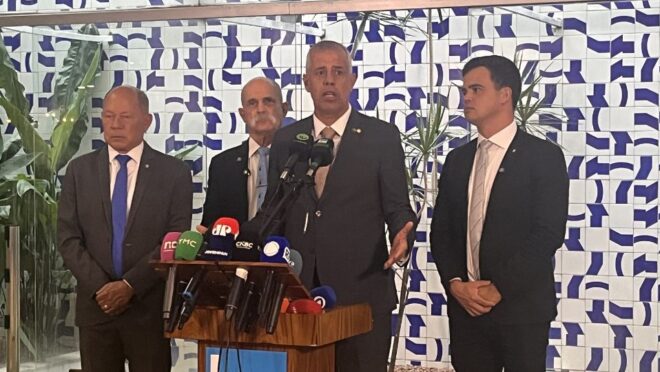 Oposição quer convocar Mauro Vieira e ameaça CPMI para investigar atuação do Itamaraty