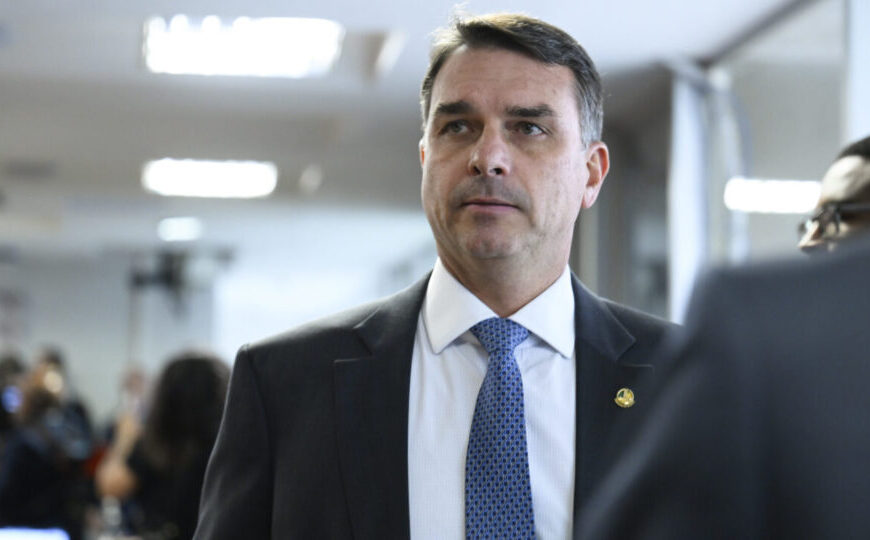 TSE pode multar campanha de Flávio Bolsonaro em até R$ 25 mil por carta divulgada do ex-presidente