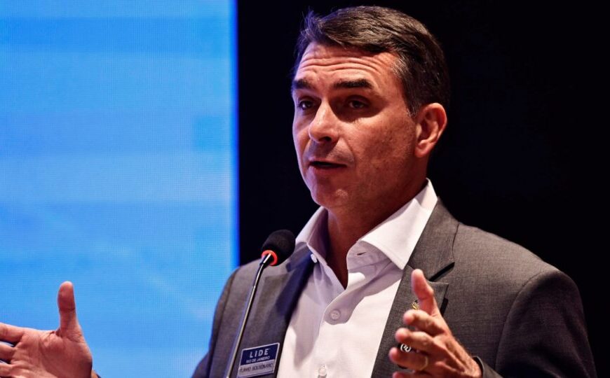 Flávio Bolsonaro diz que Lula quer usar tarifaço para se promover