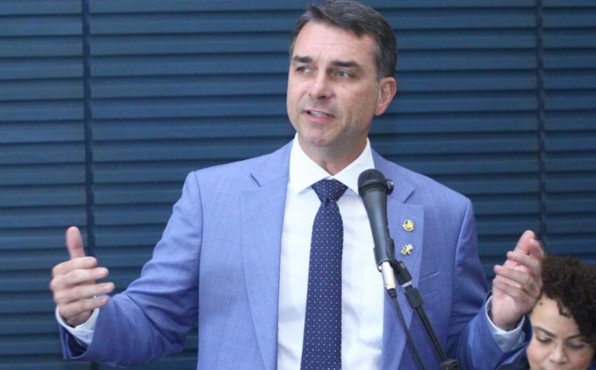 Flávio aposta em rede de proteção, IA e empreendedorismo para atrair voto feminino