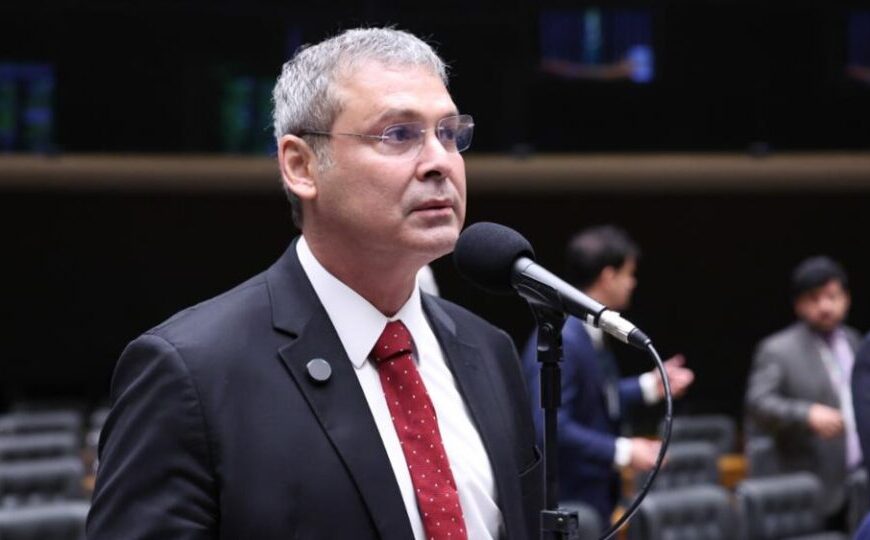 Lindbergh pede ao STF revogação da prisão domiciliar de Bolsonaro após carta