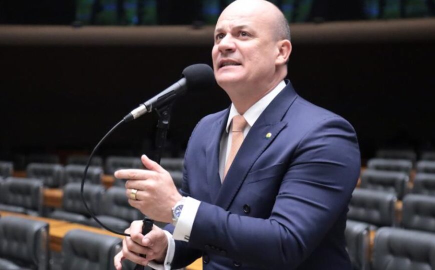 Líder da oposição minimiza crise no PL entre Flávio e Michelle