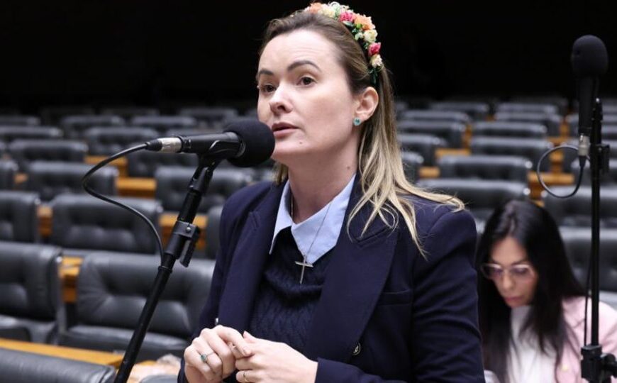 Júlia Zanatta questiona “apagão de controle” do Bolsa Família para população de rua