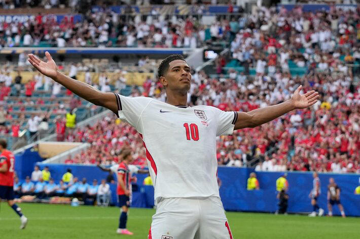 Gol da Inglaterra contra Noruega deveria ser anulado por toque em cabo de câmera? Entenda polêmica