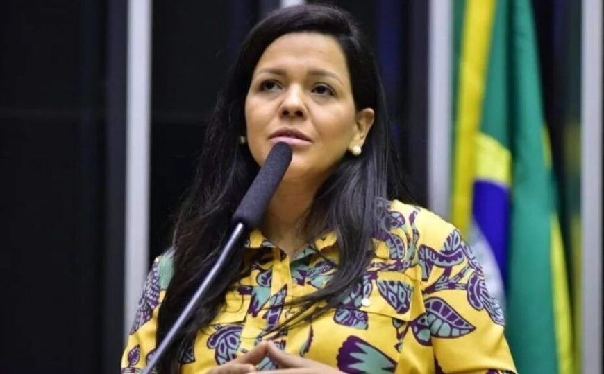 Pivô de atrito entre Flávio e Michelle, Priscila Costa se diz “honrada” ao ser cotada como vice