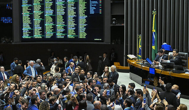 Congresso derruba metade dos vetos de Lula e STF segue em socorro do petista